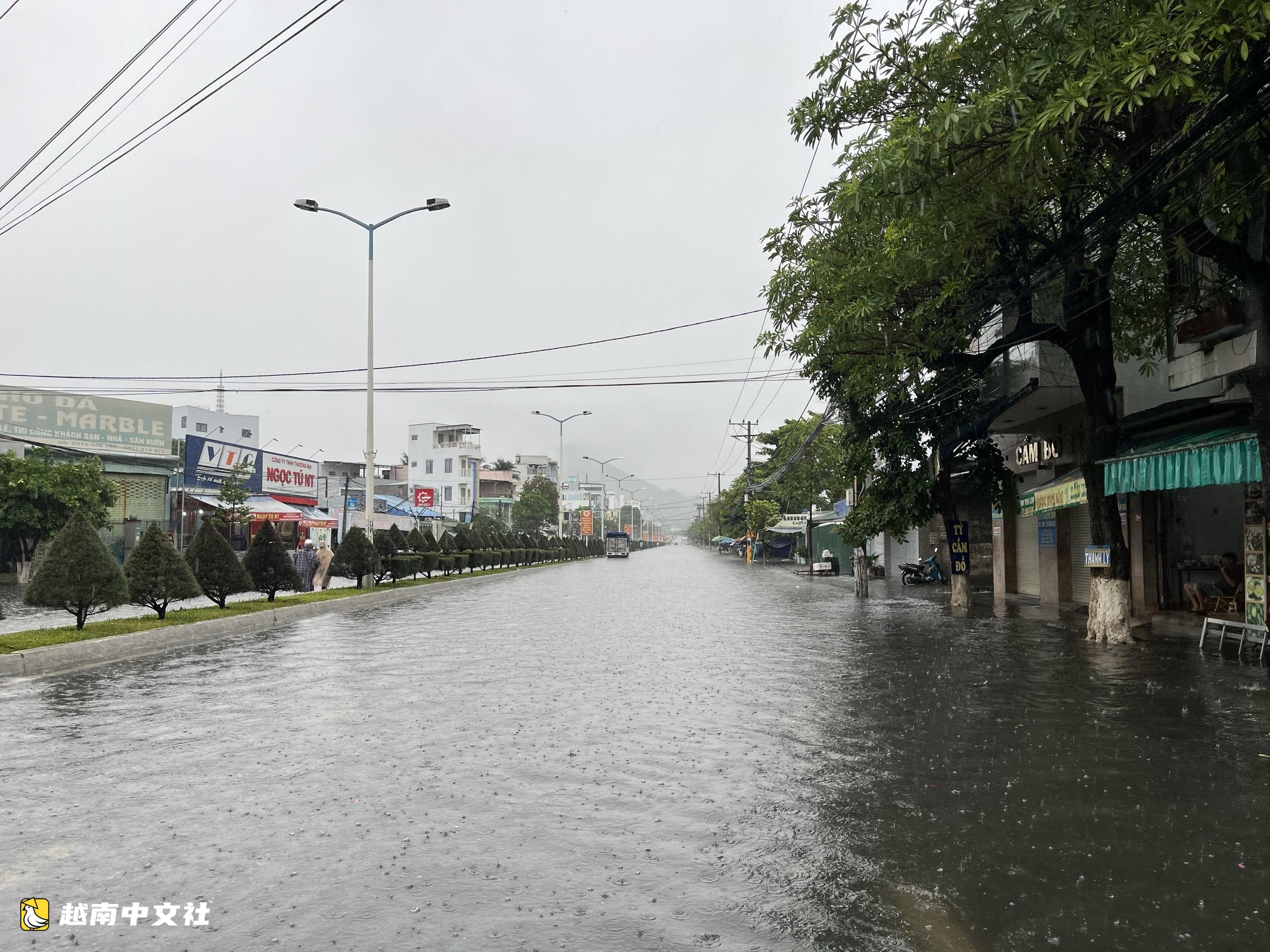 越南芽莊大雨致多地嚴重內澇