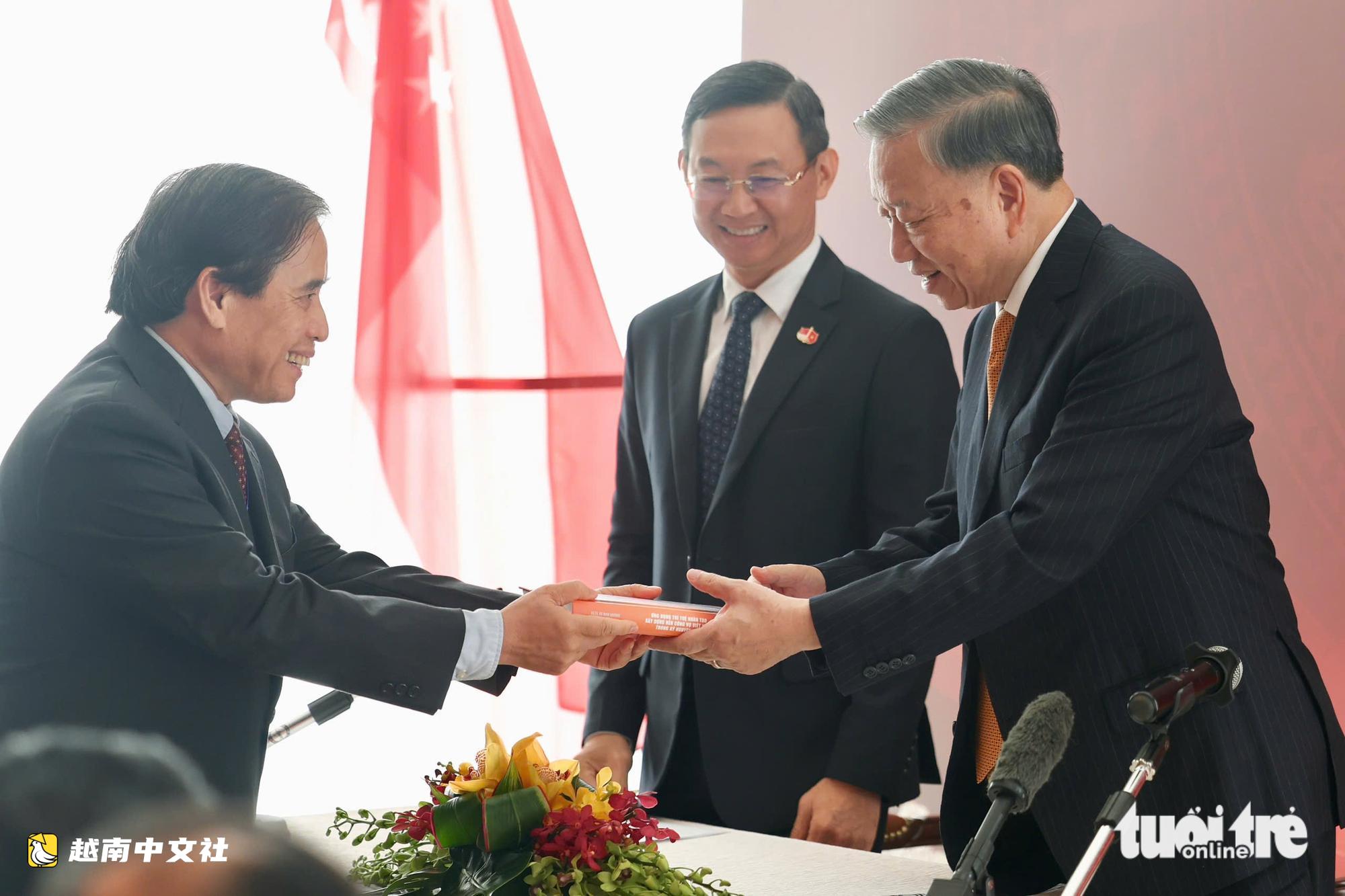 越南越共中央總書記、國家主席蘇林與新加坡越僑分享技術創意