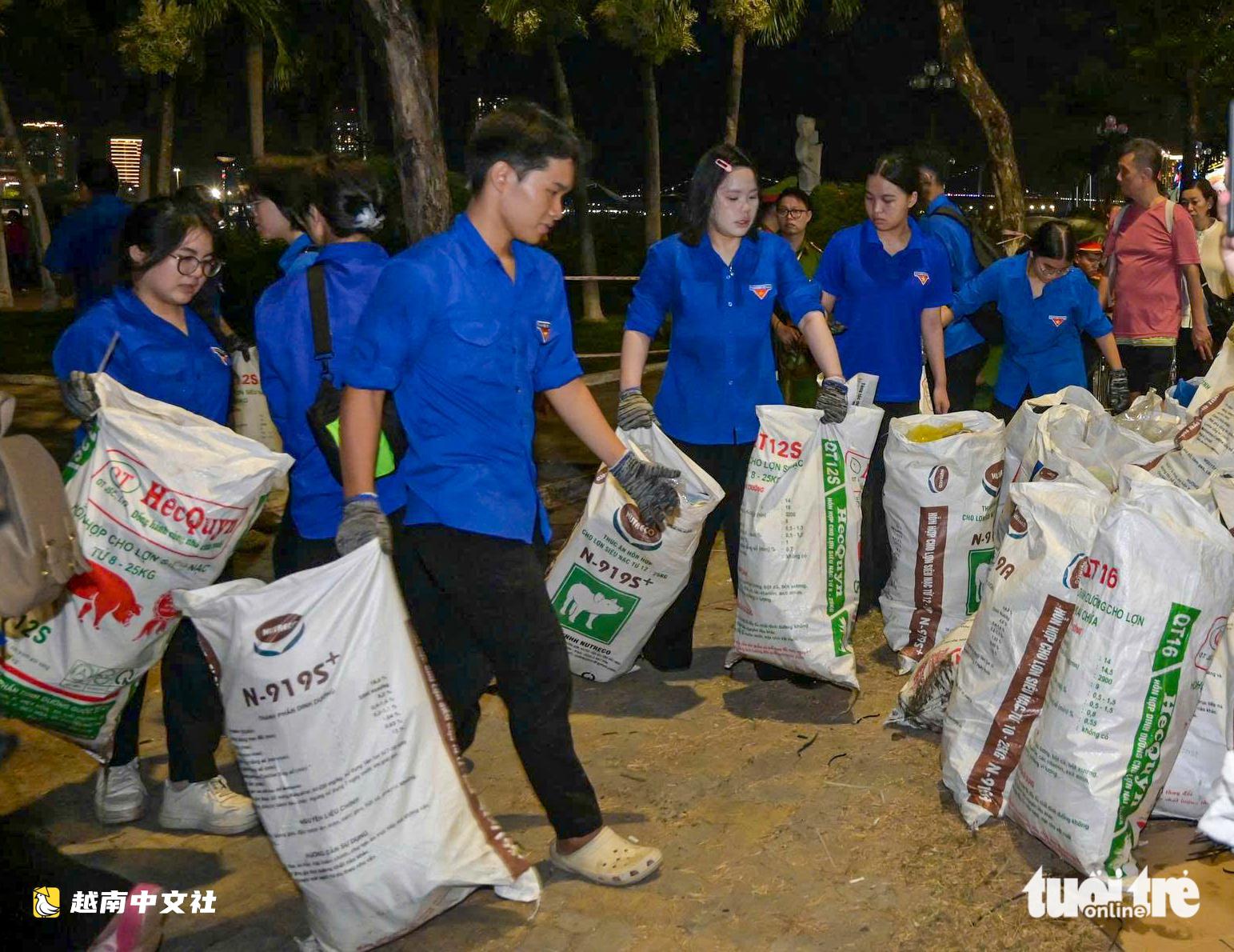 越南韓江沿岸煙花季後垃圾漸少