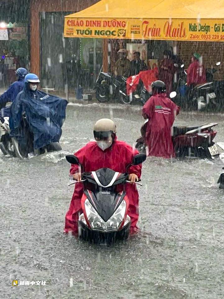 越南局部暴雨,51號國道經過同奈省路段再次嚴重積水