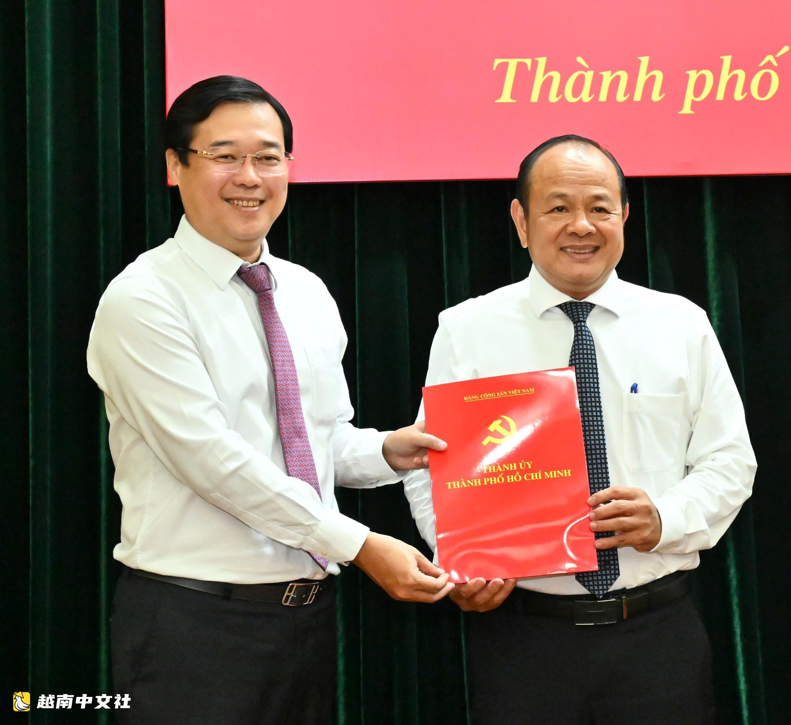 越南胡志明市委向安慶坊和安富東坊黨委書記頒發任命書