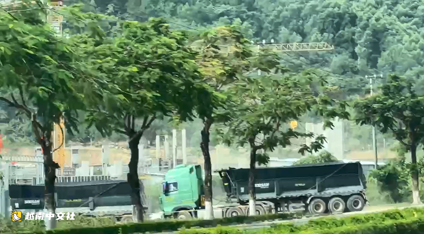 越南峴港:數十噸重的半掛自卸車公然駛入禁行路段