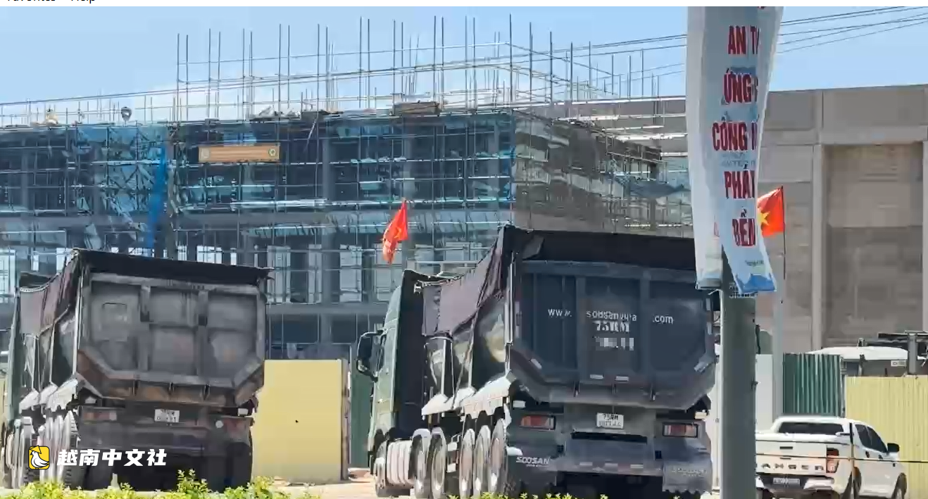 越南峴港:數十噸重的半掛自卸車公然駛入禁行路段