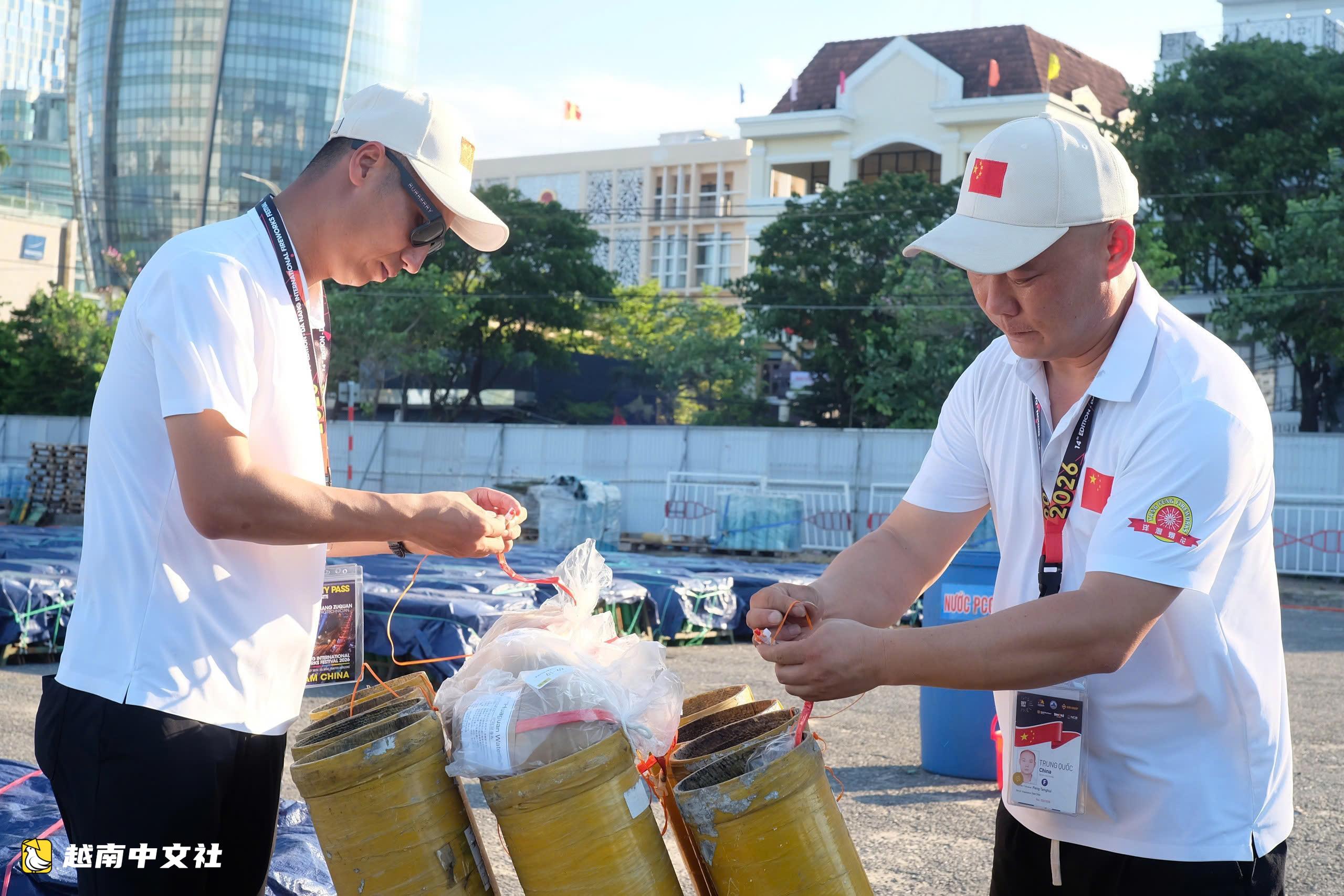 越南峴港國際煙花節:數千枚煙花準備點亮韓江