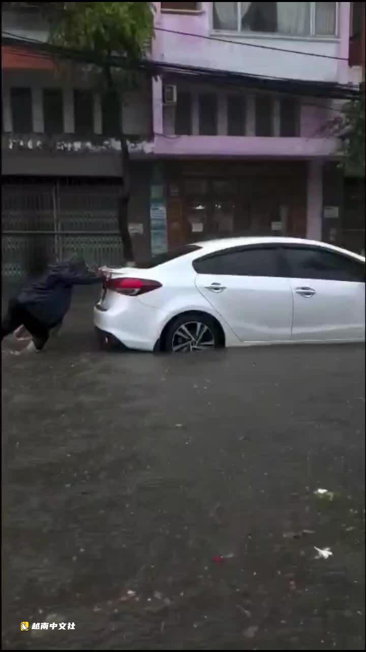越南芽莊暴雨持續三小時引發內澇