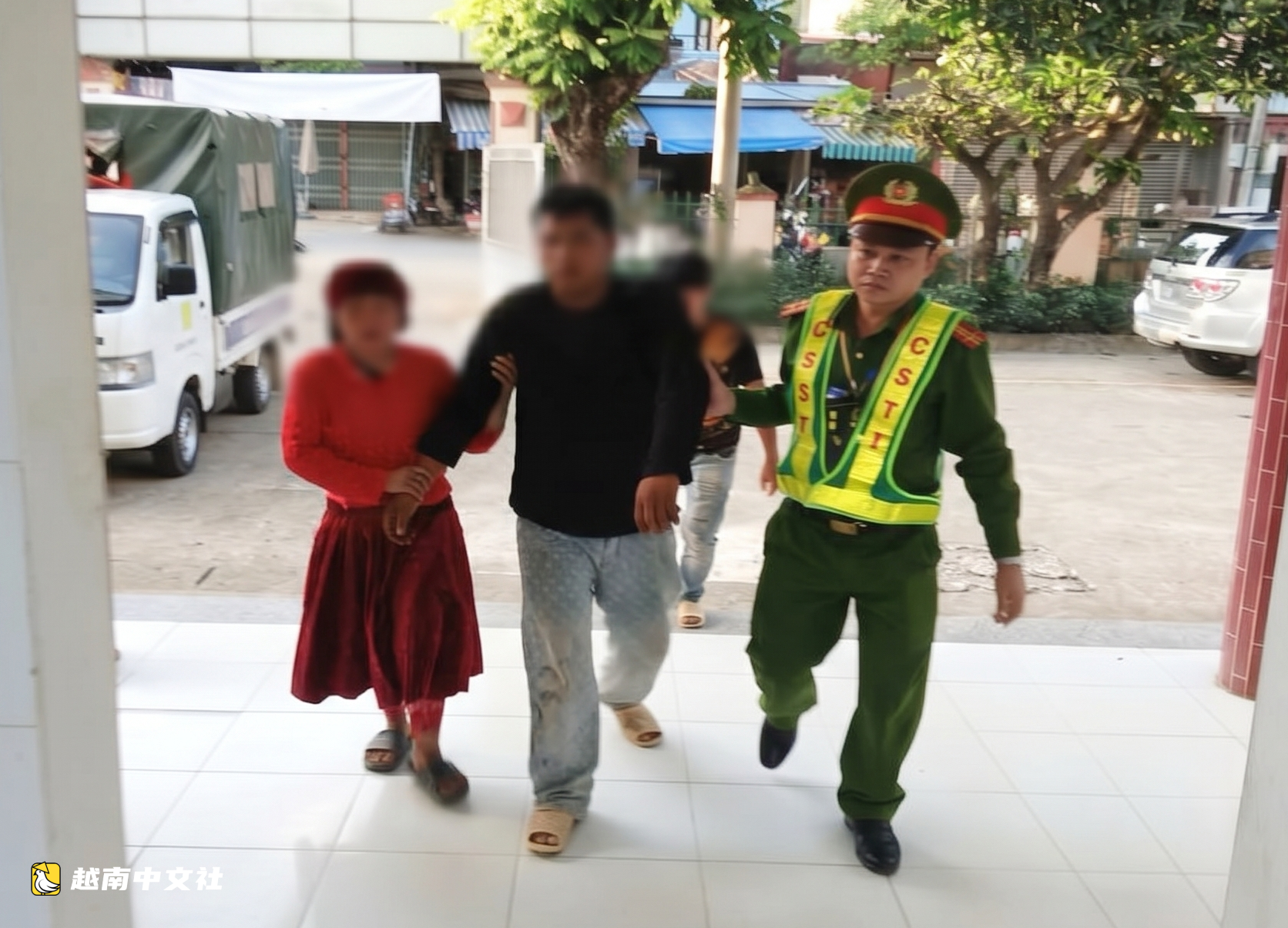 越南河江省一名誤食鉤吻草中毒者在送醫途中發生事故,鄉警及時支援