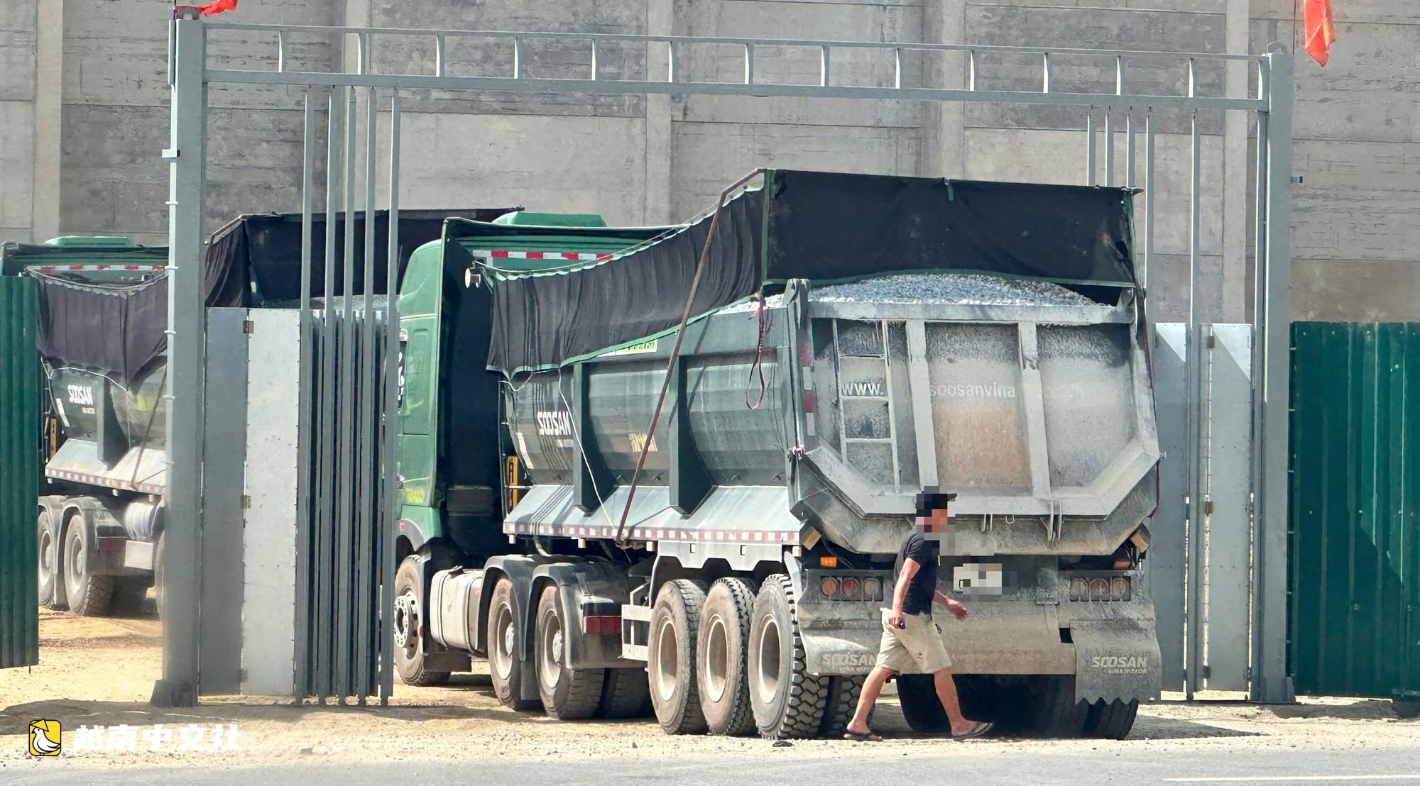 越南峴港:數十噸重的半掛自卸車公然駛入禁行路段