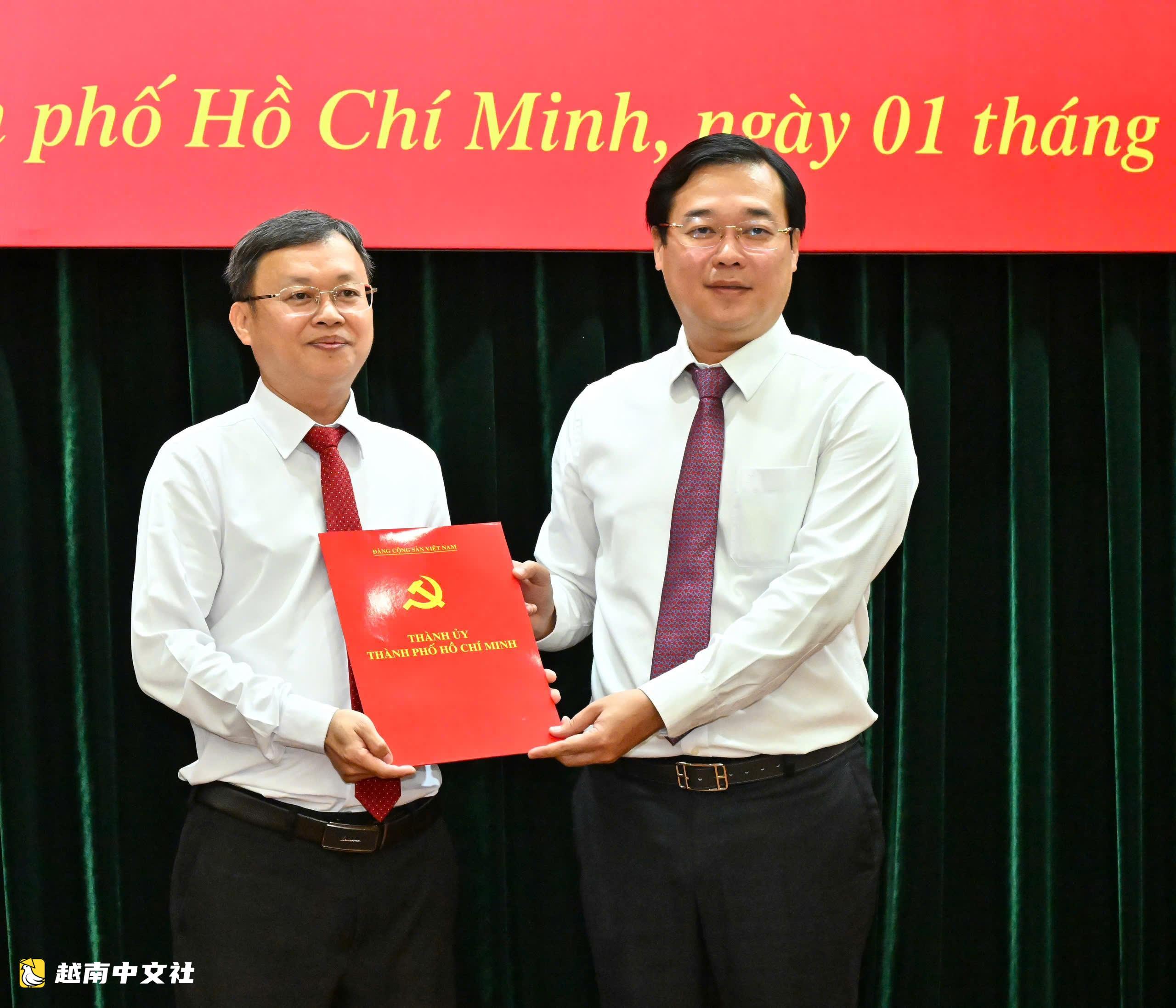 越南胡志明市委向安慶坊和安富東坊黨委書記頒發任命書