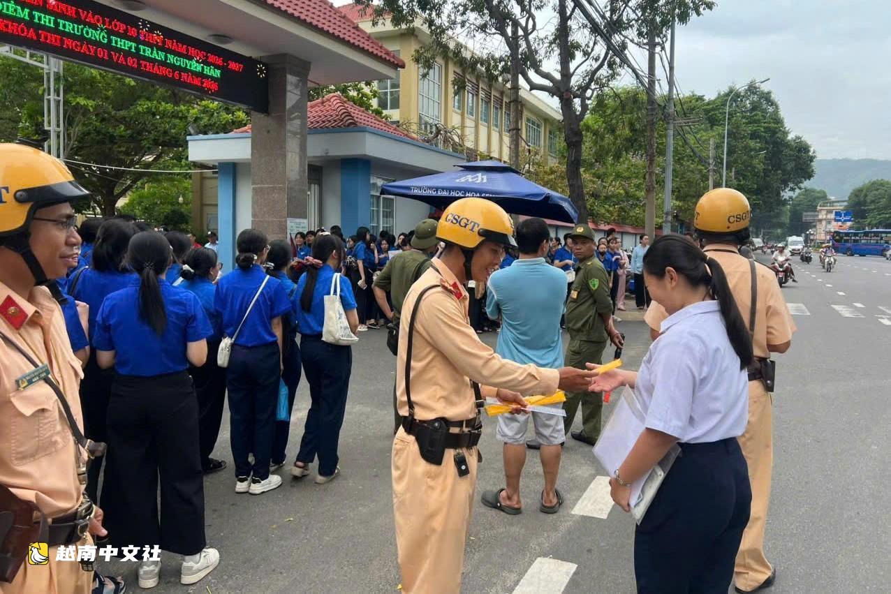 越南胡志明市交警保障交通，服務2026-2027學年高中入學考試