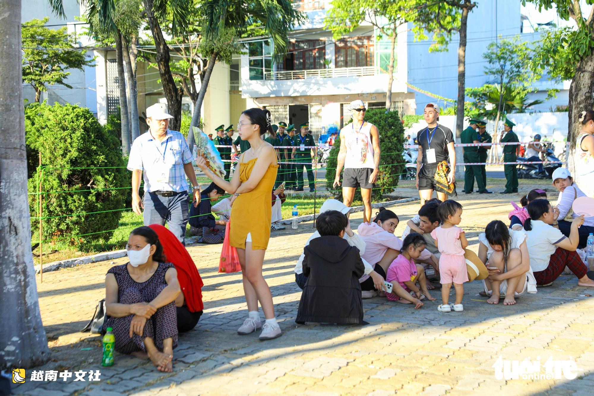 越南峴港:成千上萬人頂著烈日在韓江畔等待國際煙花節開幕