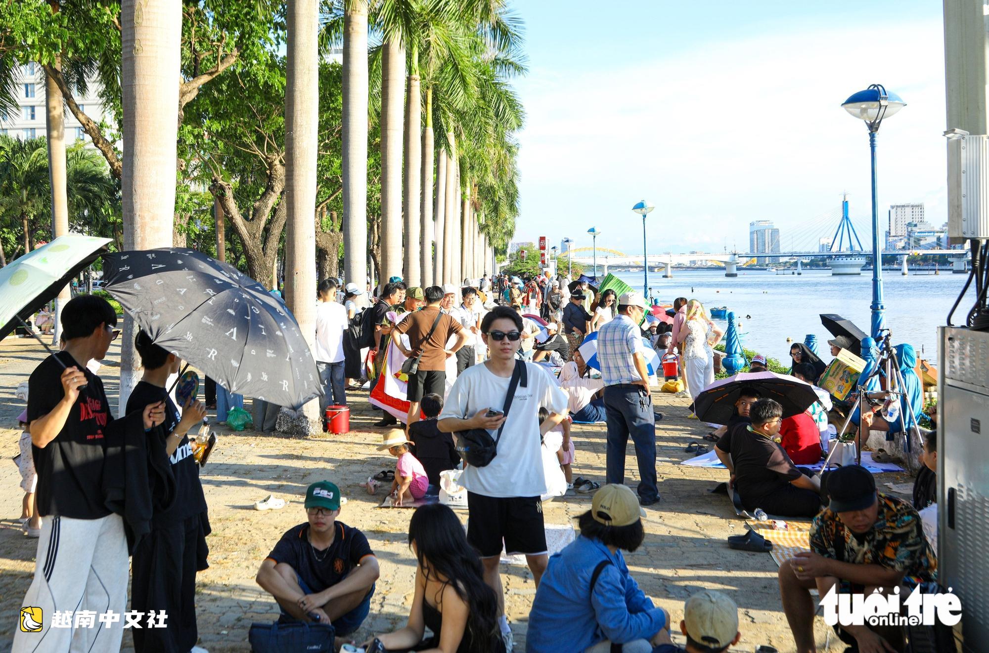 越南峴港:成千上萬人頂著烈日在韓江畔等待國際煙花節開幕