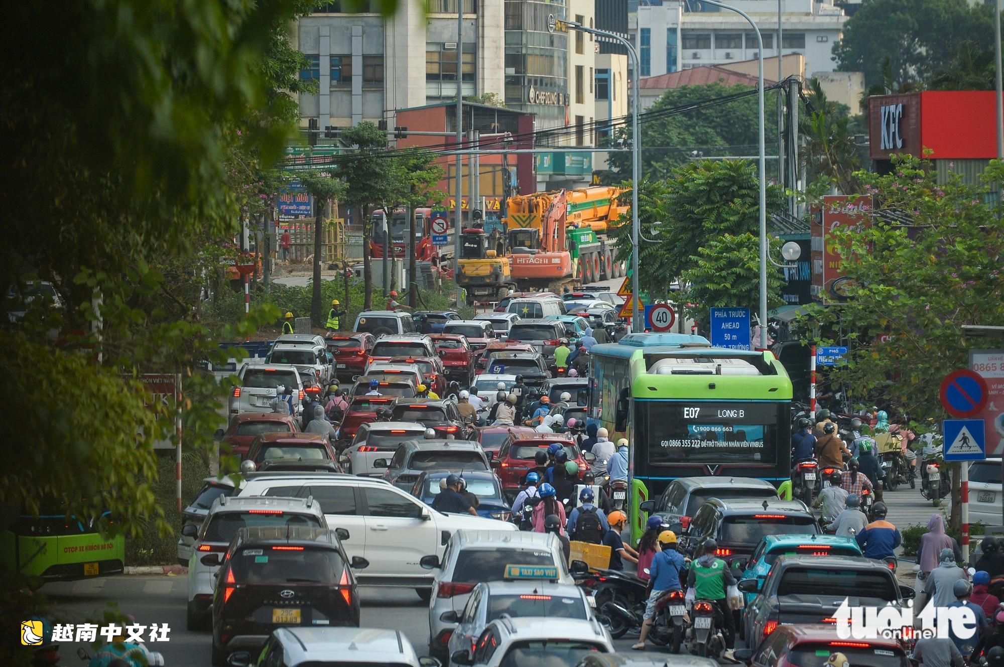 越南河內市解放路2.5段揚塵漫天,坊人民委員會緊急處理