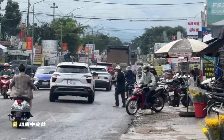 越南多樂省決心取締“馬路市場”,必須根除隨意買賣的習慣