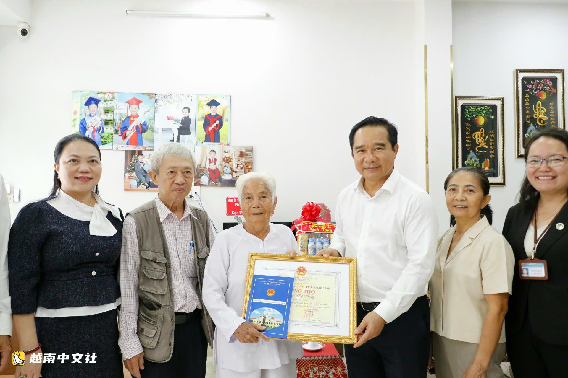 越南胡志明市人民委員會主席阮文德看望慰問優秀老年人