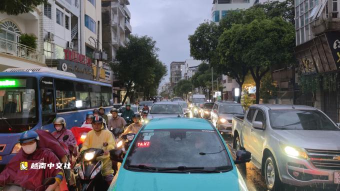 越南胡志明市中心大樹倒下壓中兩輛汽車