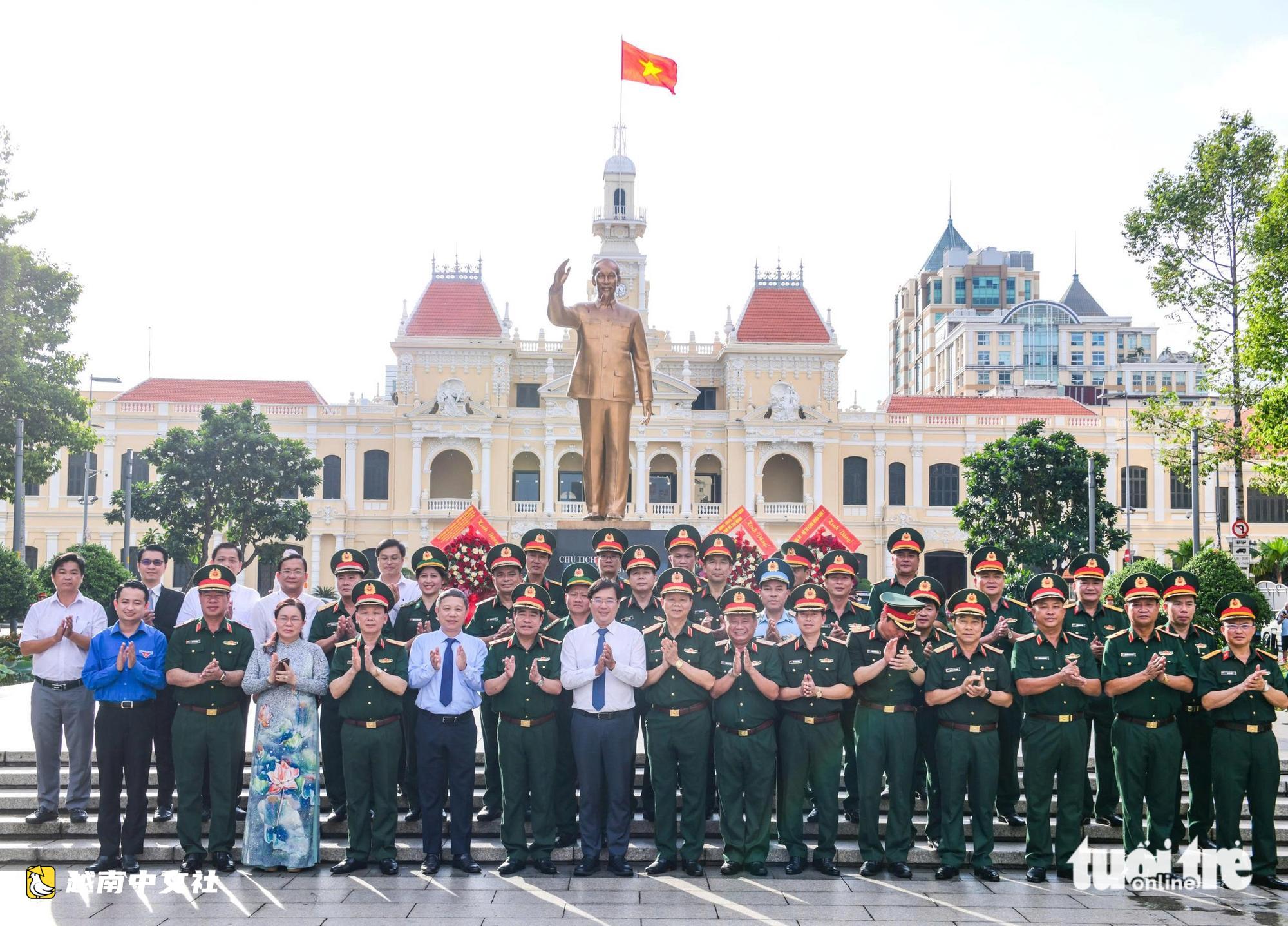 越南国防部级研讨会指导委员会向胡志明主席敬献花篮