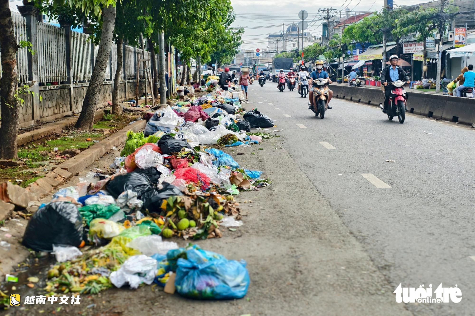 越南胡志明市旭門批發市場周邊加裝監控攝像頭 嚴打亂扔垃圾和佔道經營