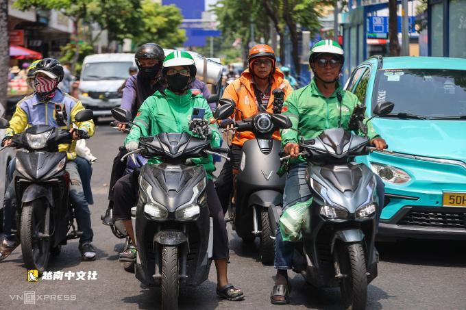 越南網約車司機擔心“扛不住”若平臺不共同繳納社保