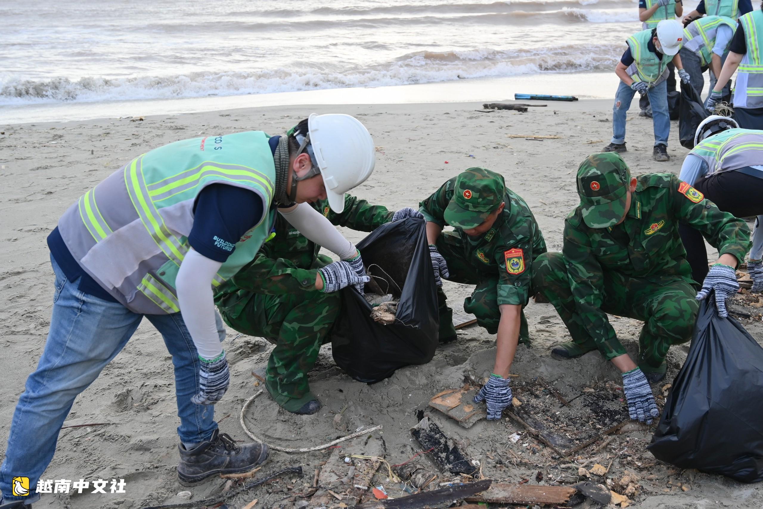 越南富國島:100多名工程師、工人和邊防部隊在迎接APEC 2027的項目中收集垃圾