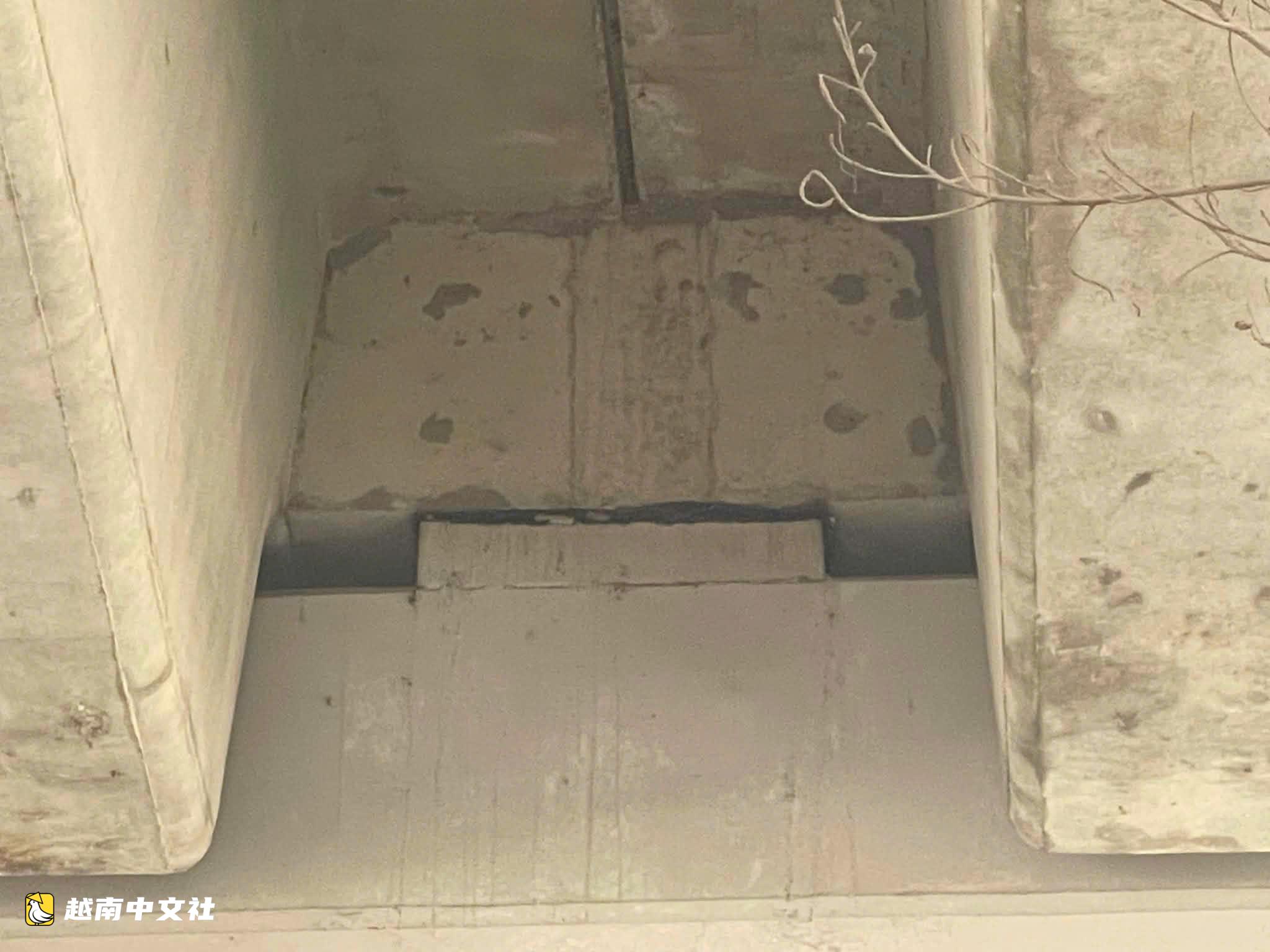 越南河內三環路高架橋梁支座變形移位,臨時用木塊支撐