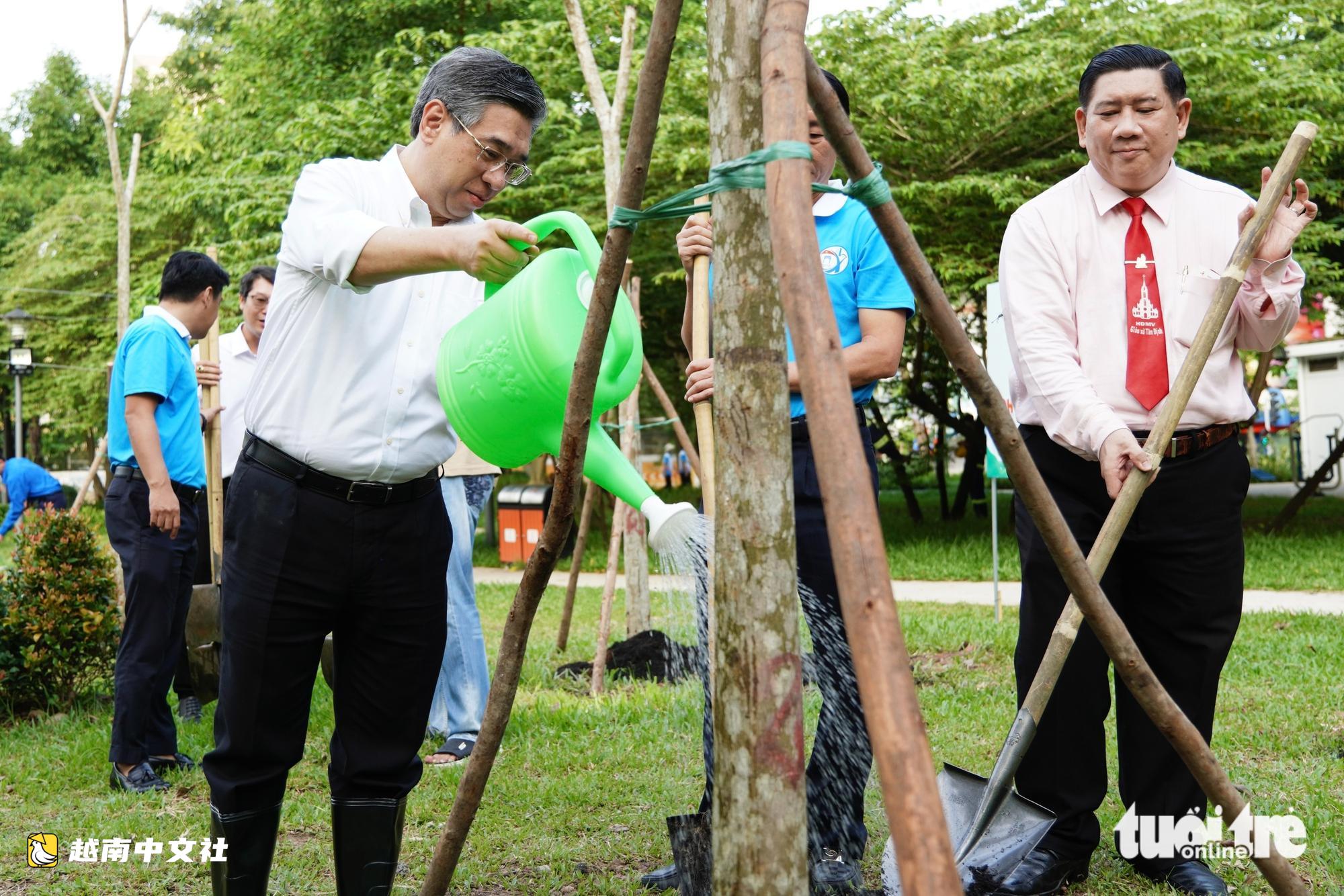 越南胡志明市在潘廷逢公園新植多棵樹木