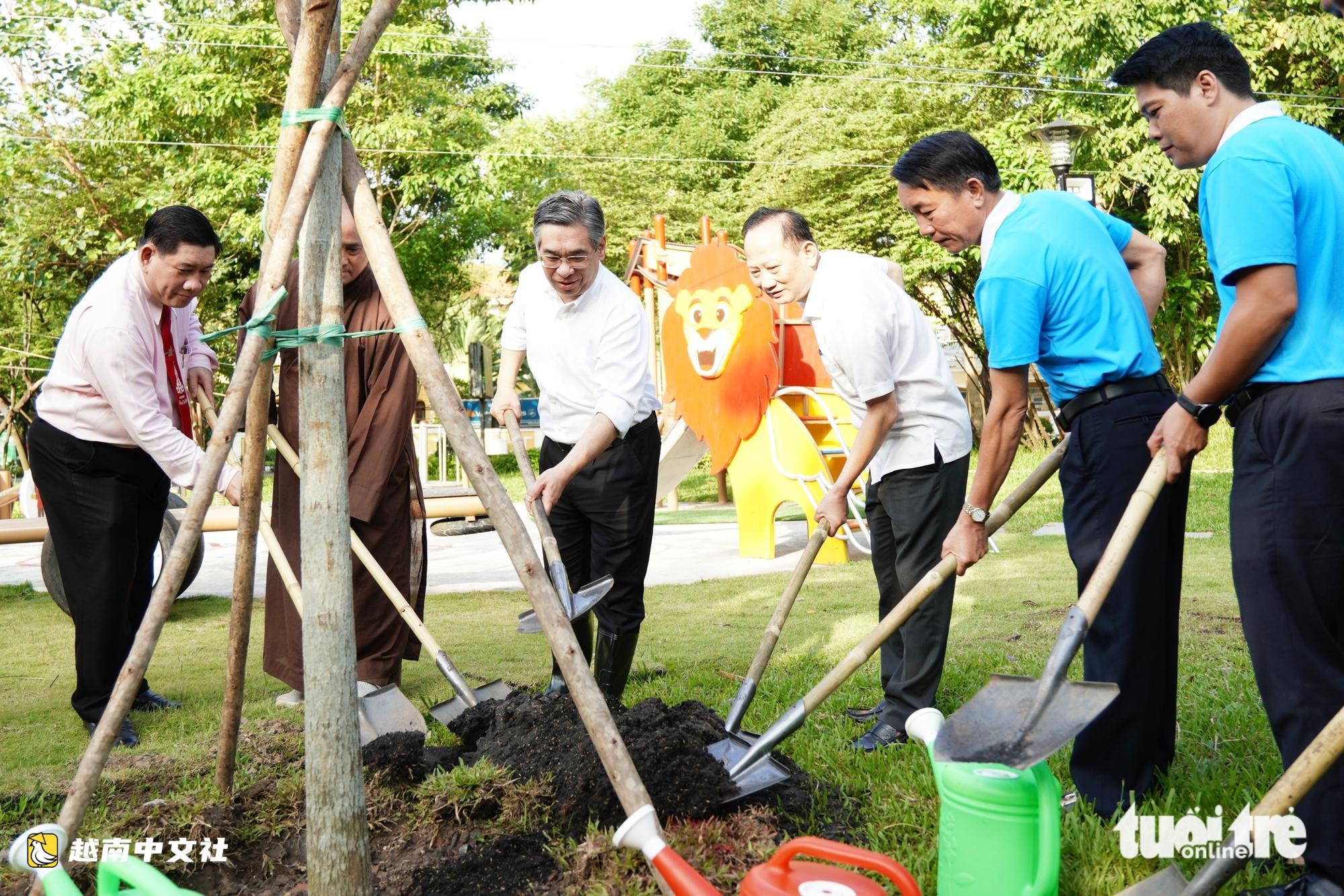 越南胡志明市在潘廷逢公園新植多棵樹木