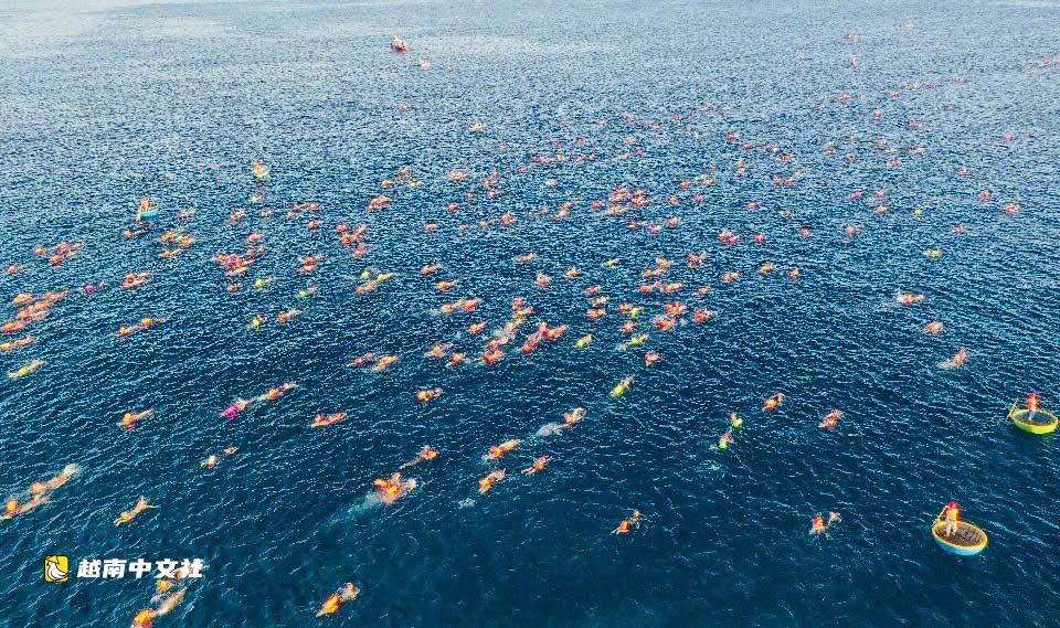 400名運動員從越南李山島大島游泳橫渡至小島