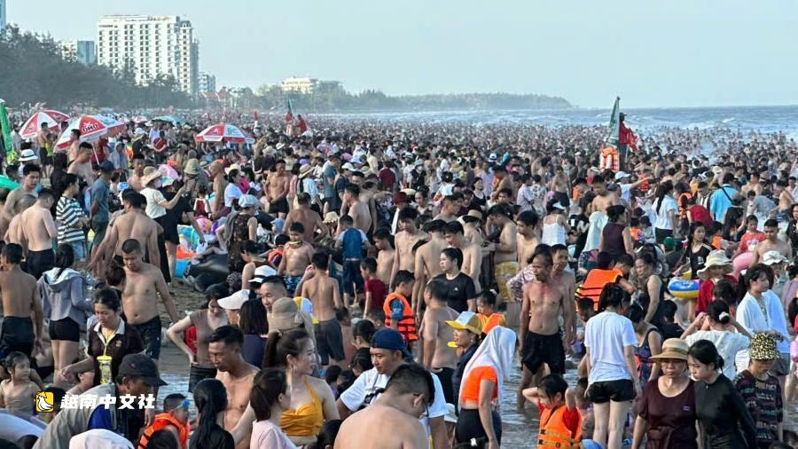 越南岑山海灘人滿為患