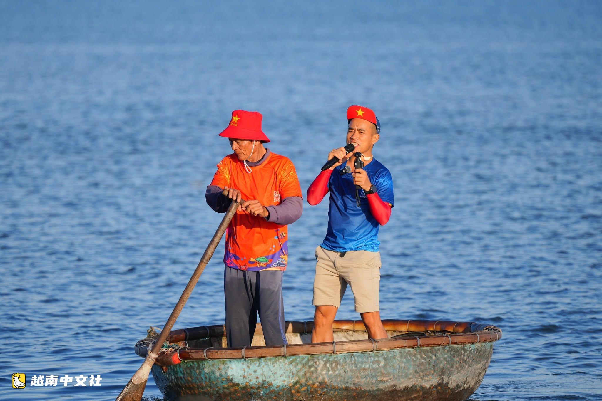 400名運動員從越南李山島大島游泳橫渡至小島
