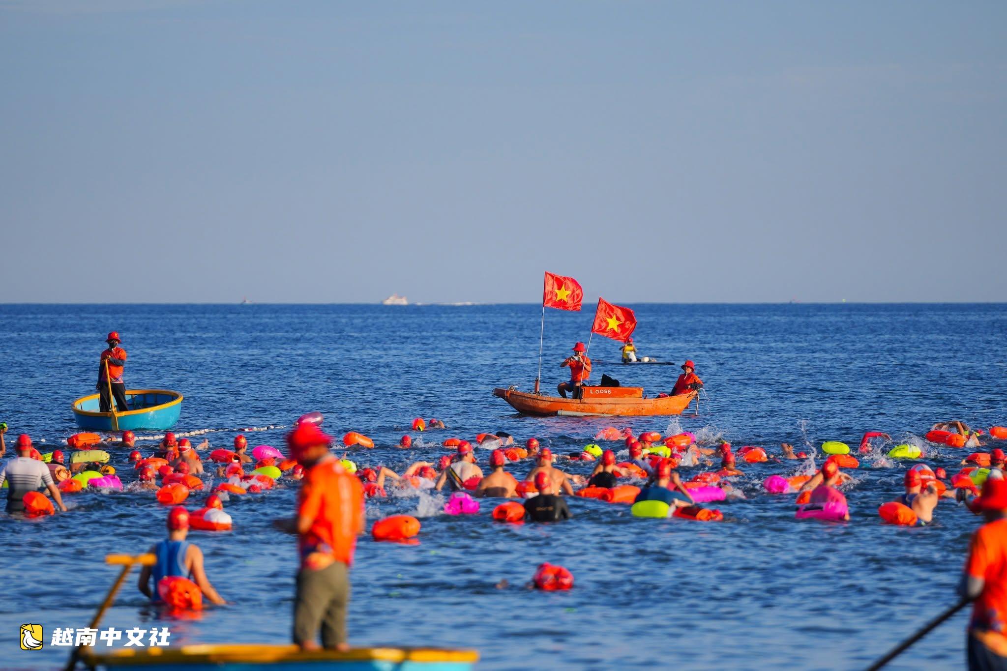 400名運動員從越南李山島大島游泳橫渡至小島