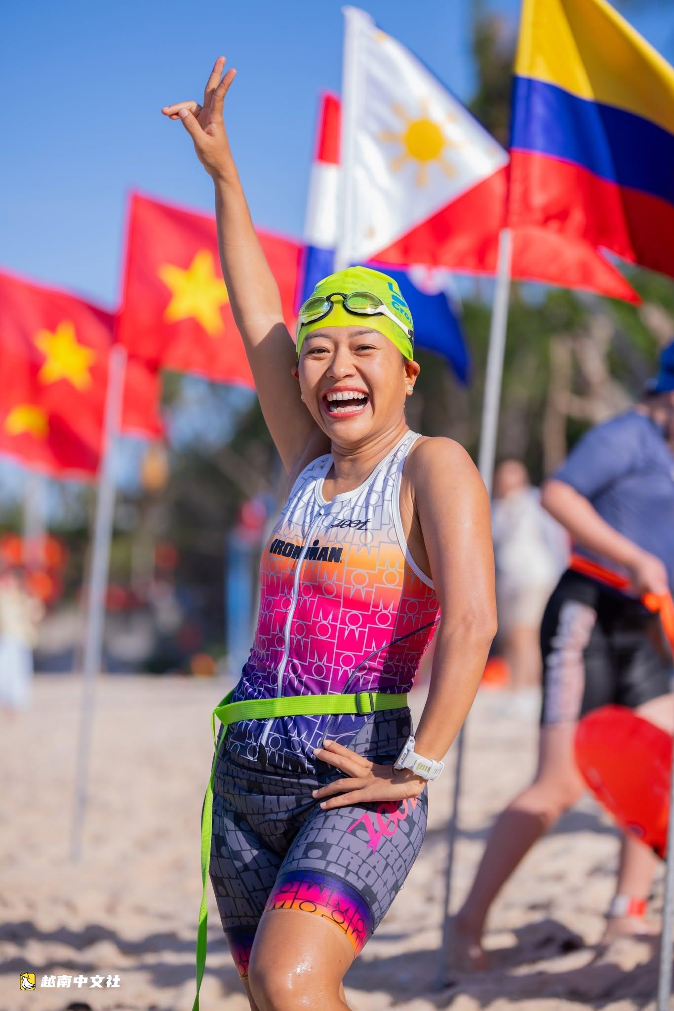 400名運動員從越南李山島大島游泳橫渡至小島