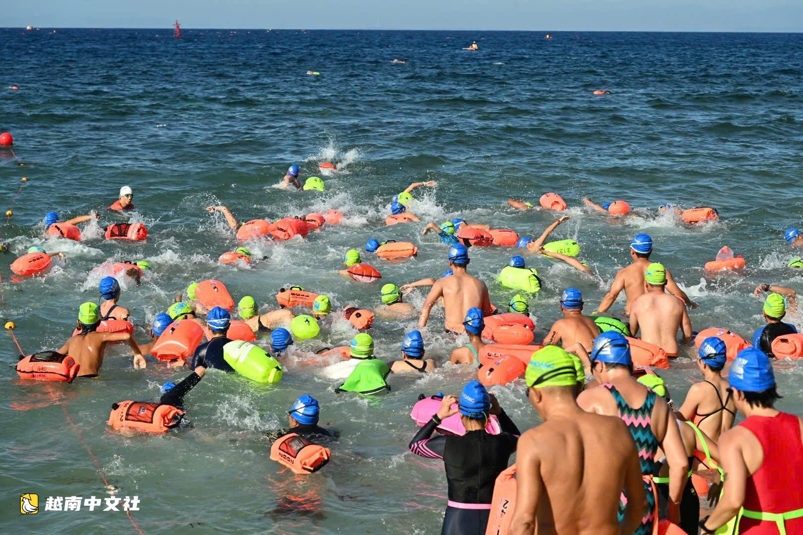 400名運動員從越南李山島大島游泳橫渡至小島