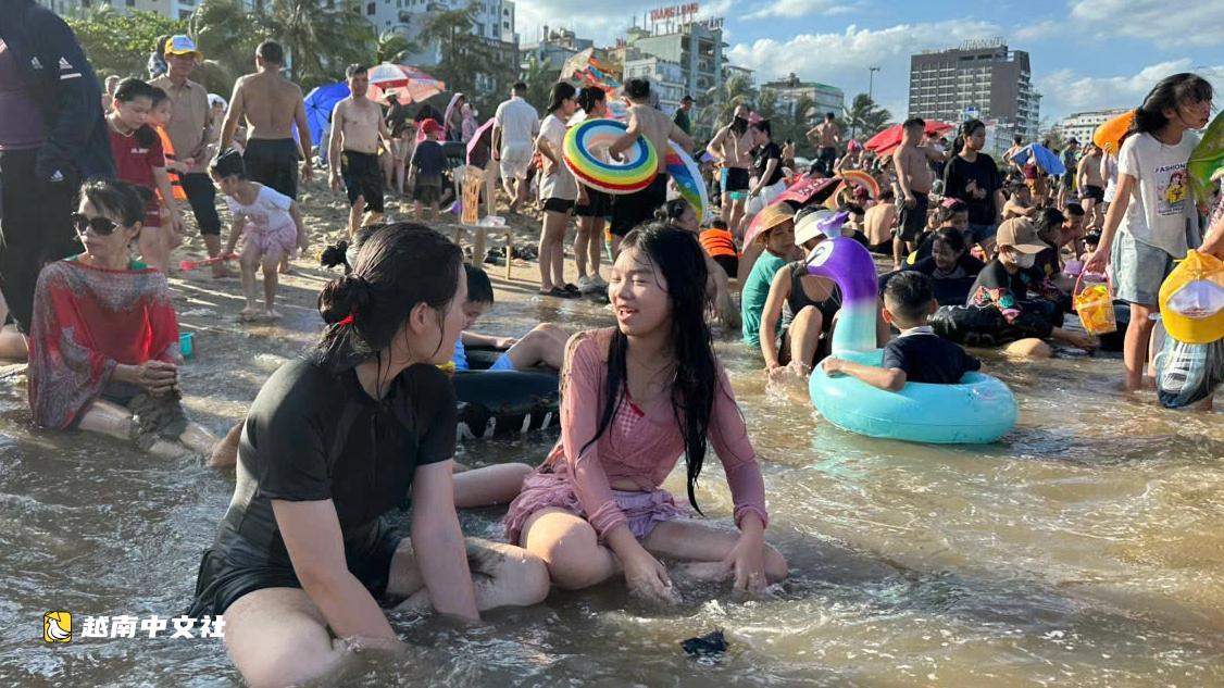 越南岑山海灘人滿為患