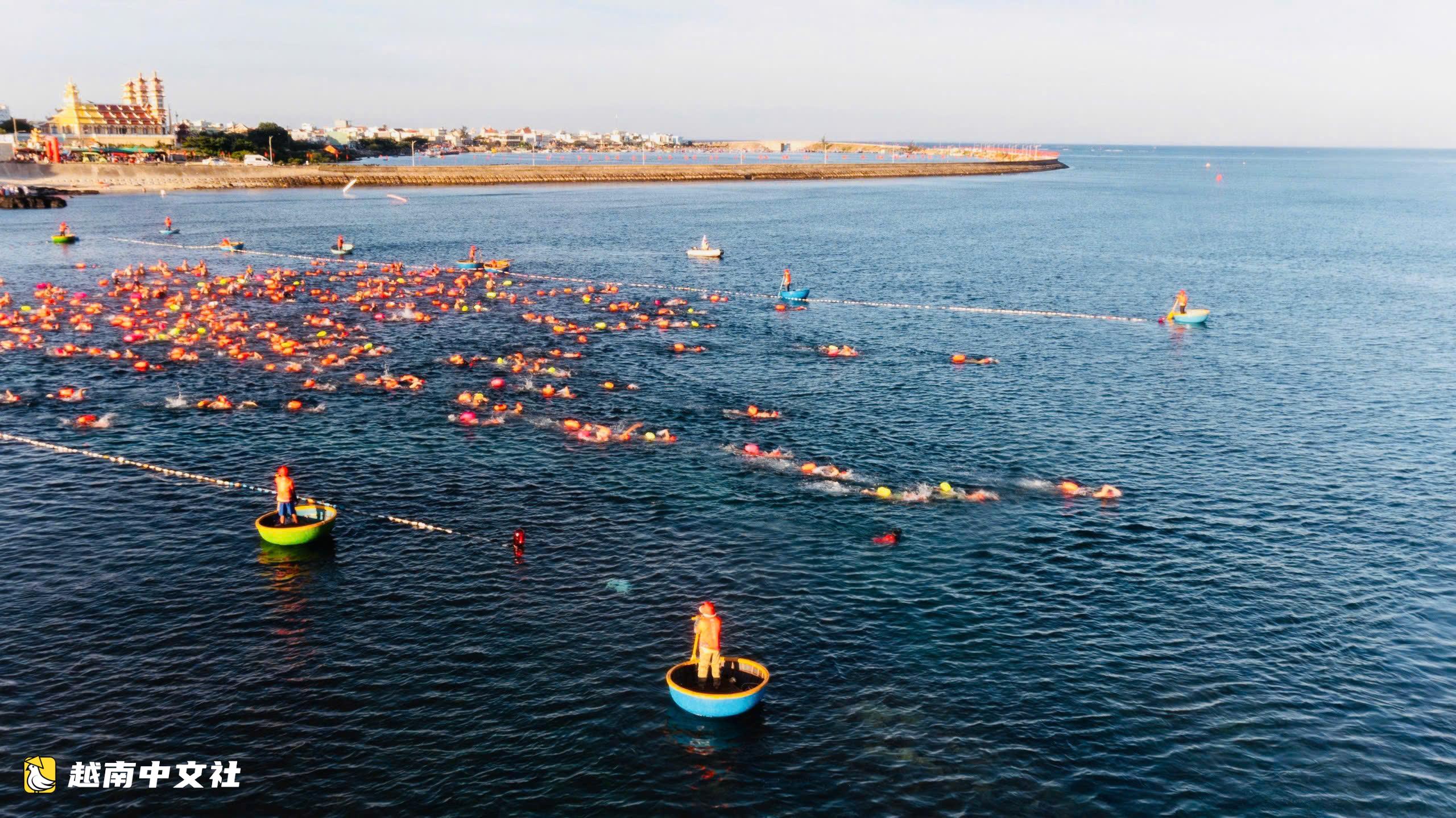 400名運動員從越南李山島大島游泳橫渡至小島