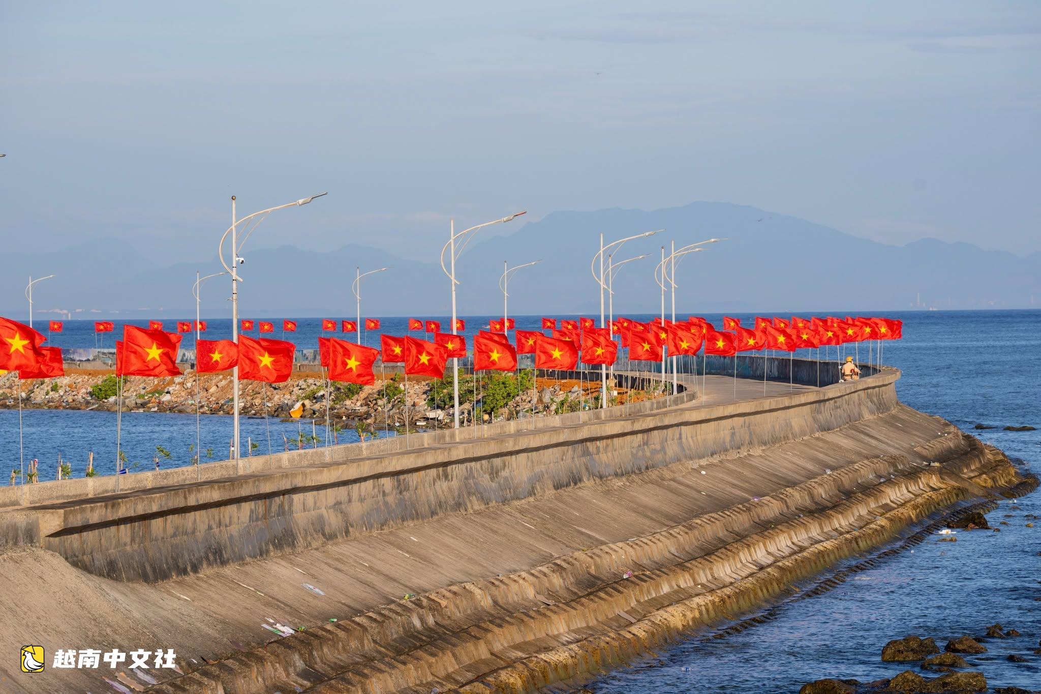 400名運動員從越南李山島大島游泳橫渡至小島