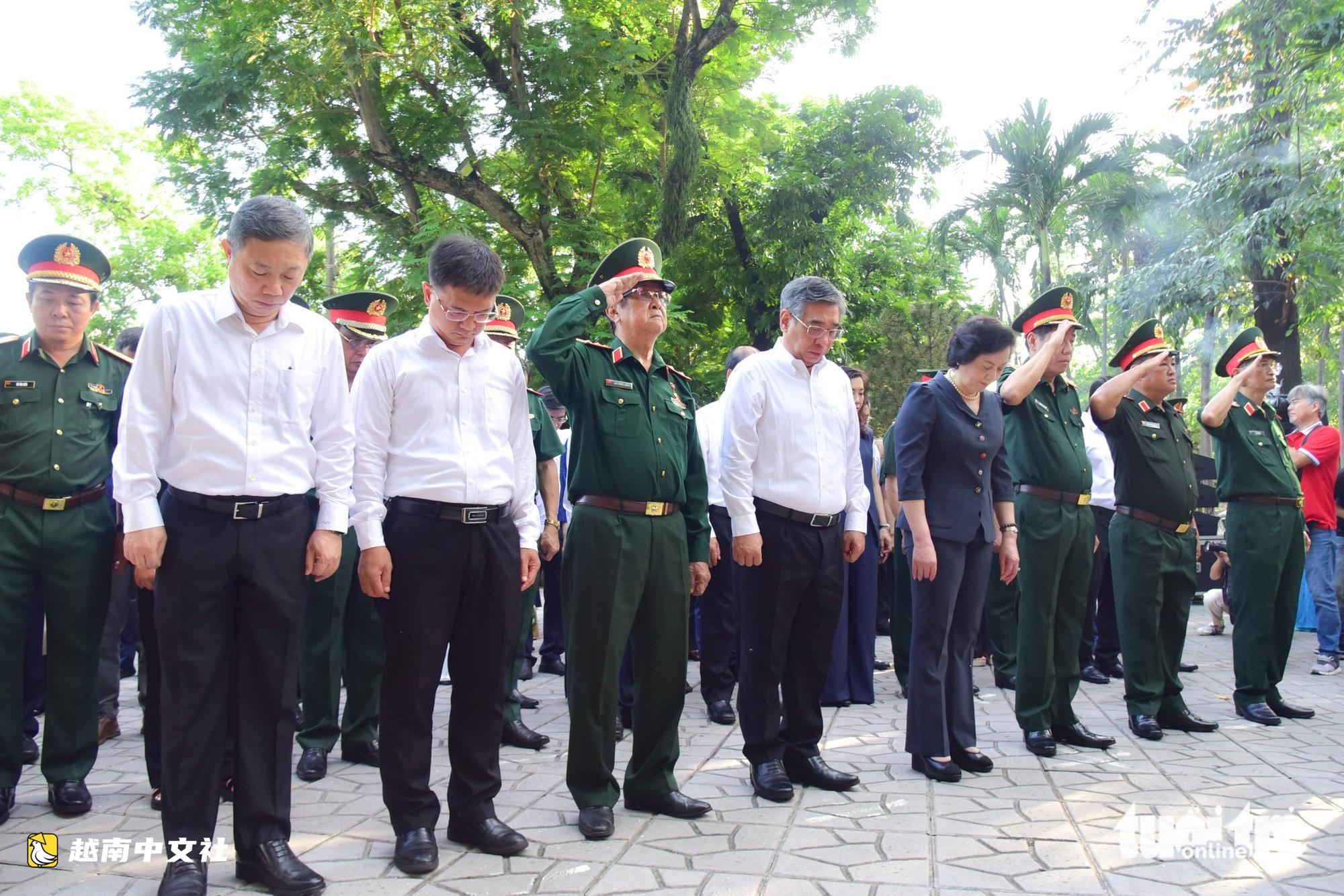 越南副總理范氏青茶在黎氏蓮公園敬獻鮮花緬懷英雄烈士