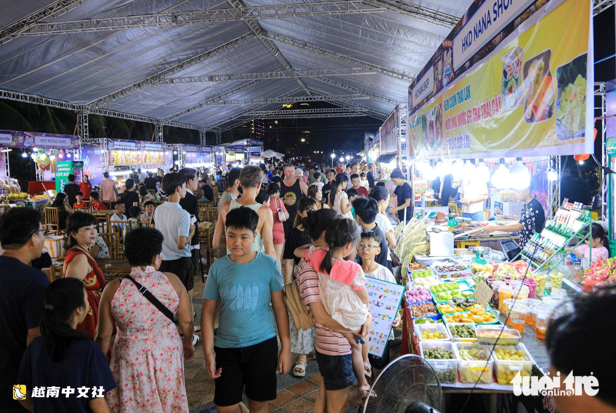 越南峴港沿海節日數千遊客體驗逾百展位