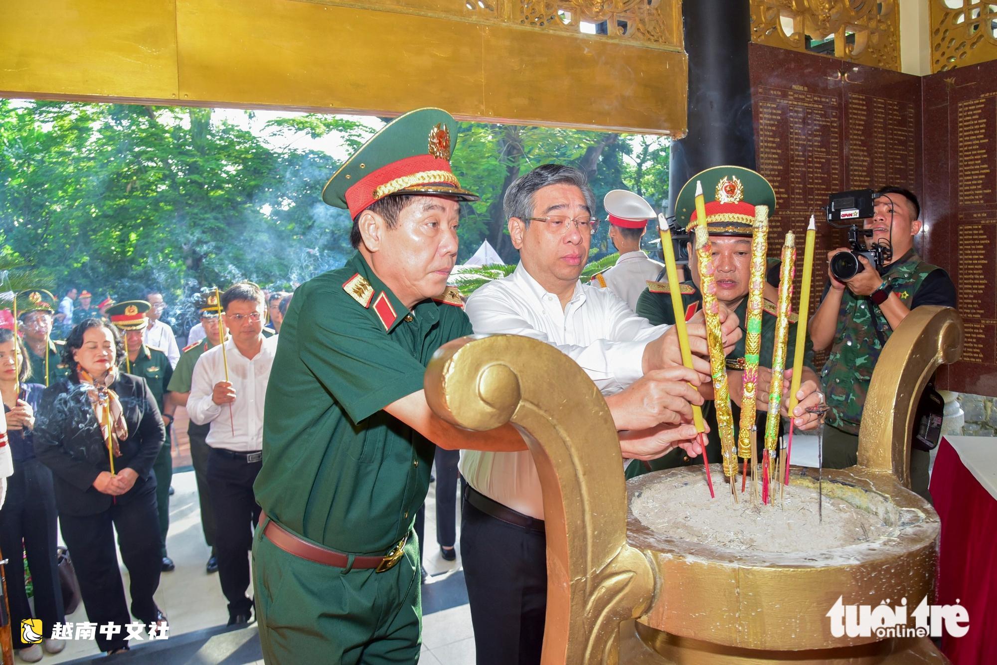 越南副總理范氏青茶在黎氏蓮公園敬獻鮮花緬懷英雄烈士