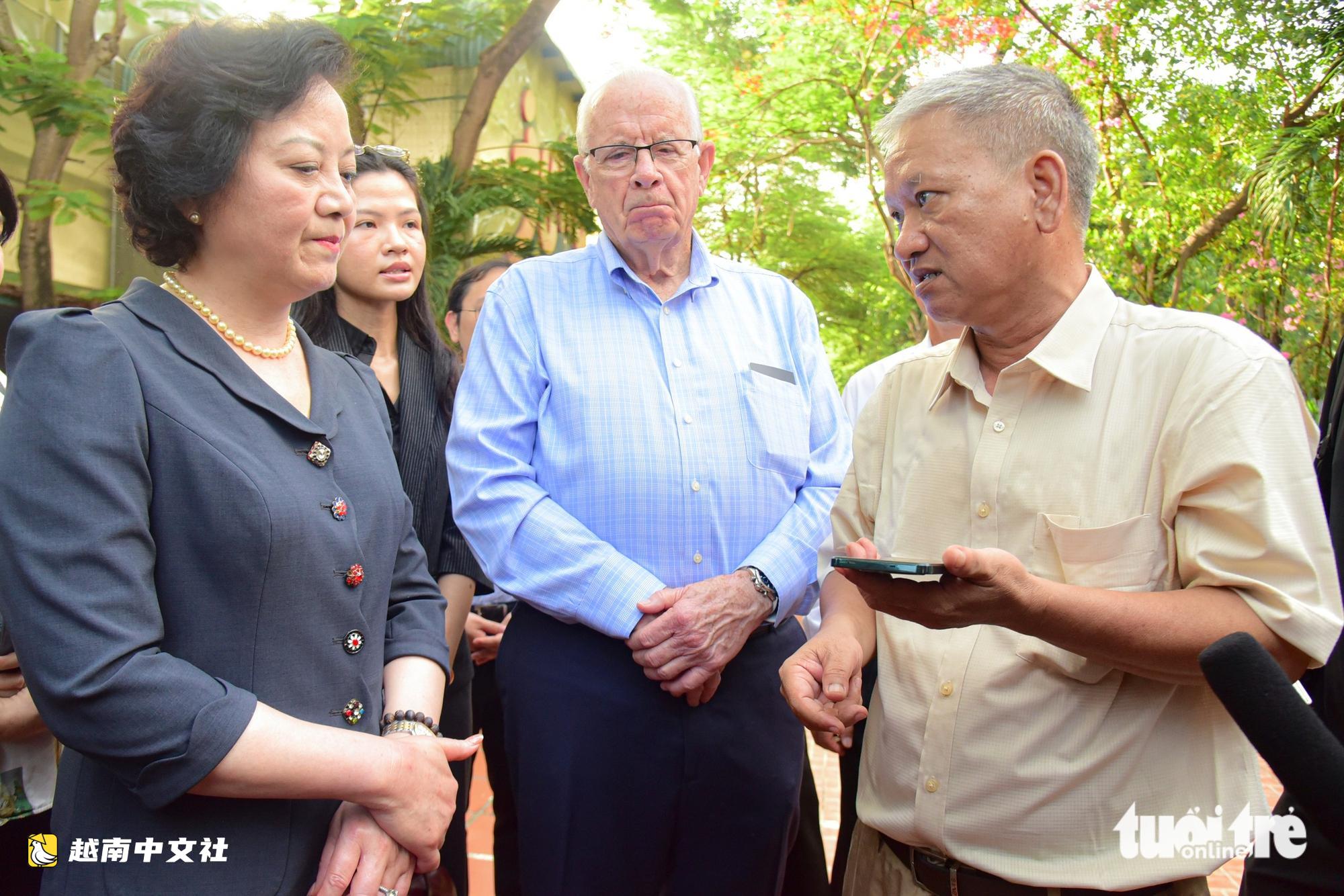 越南副總理范氏青茶在黎氏蓮公園敬獻鮮花緬懷英雄烈士