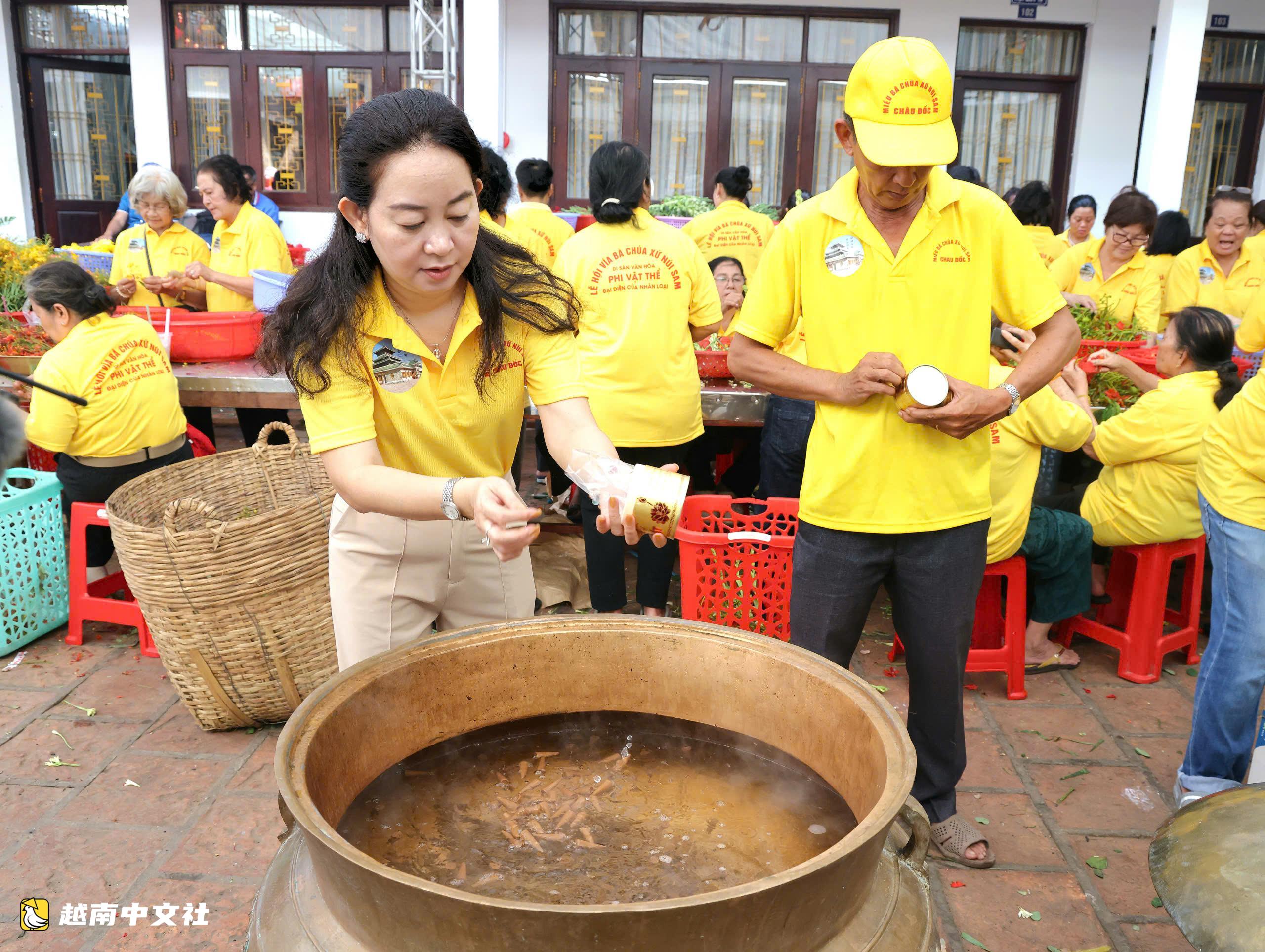 越南山舍主母誕辰:重現神像巡遊與九花浴禮