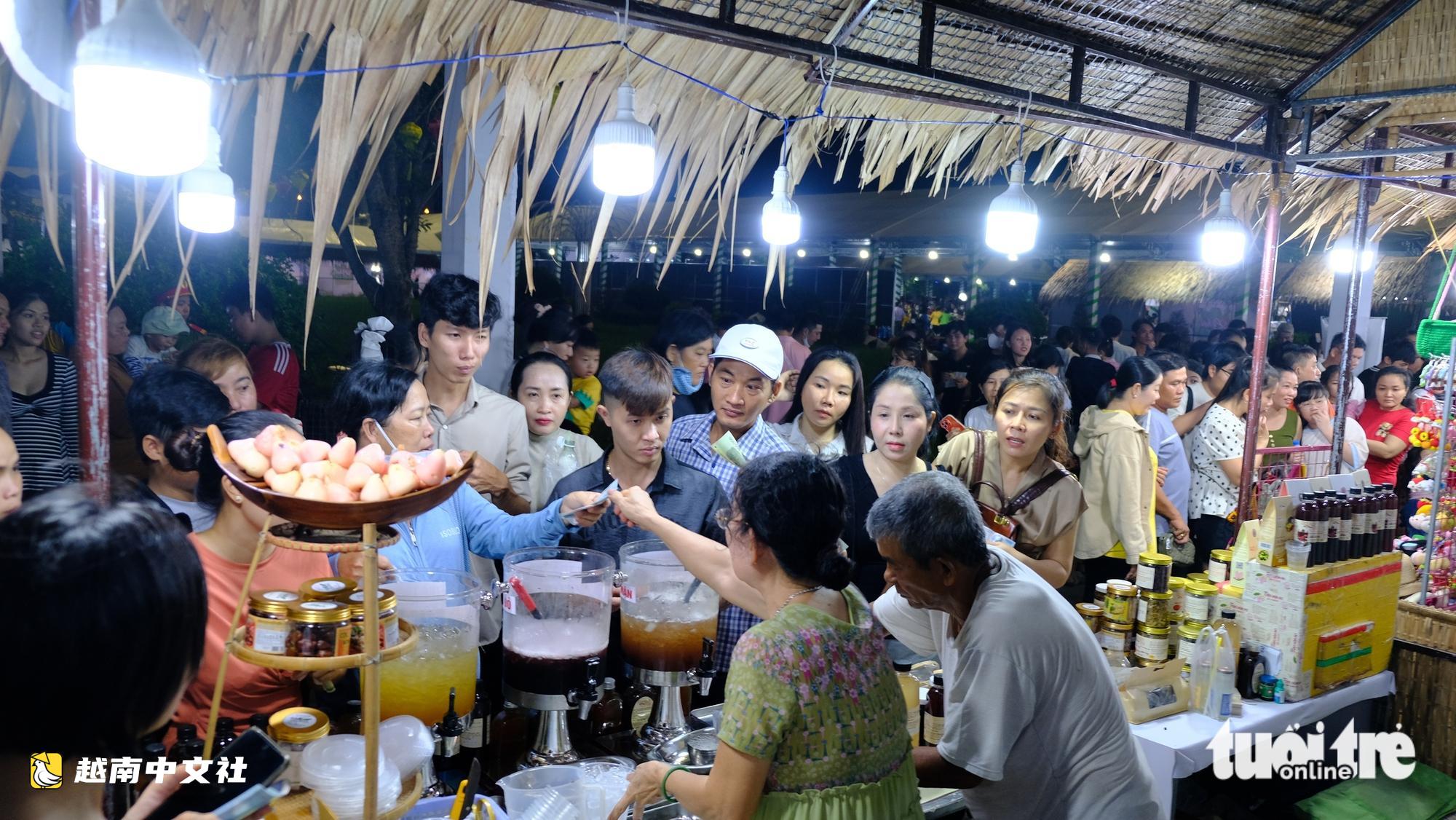 數千人打卡越南同塔省滿載水果的船隻