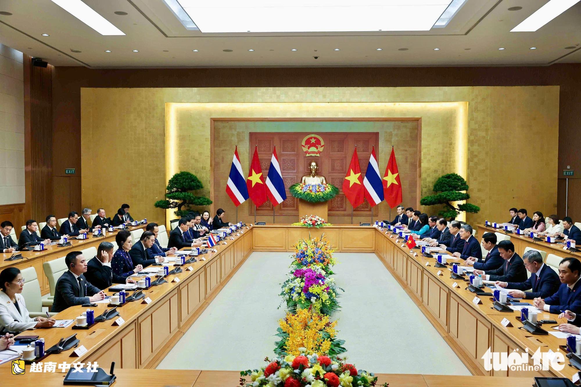 越南舉行儀式歡迎泰國總理阿努廷·查恩維拉庫爾首次訪越
