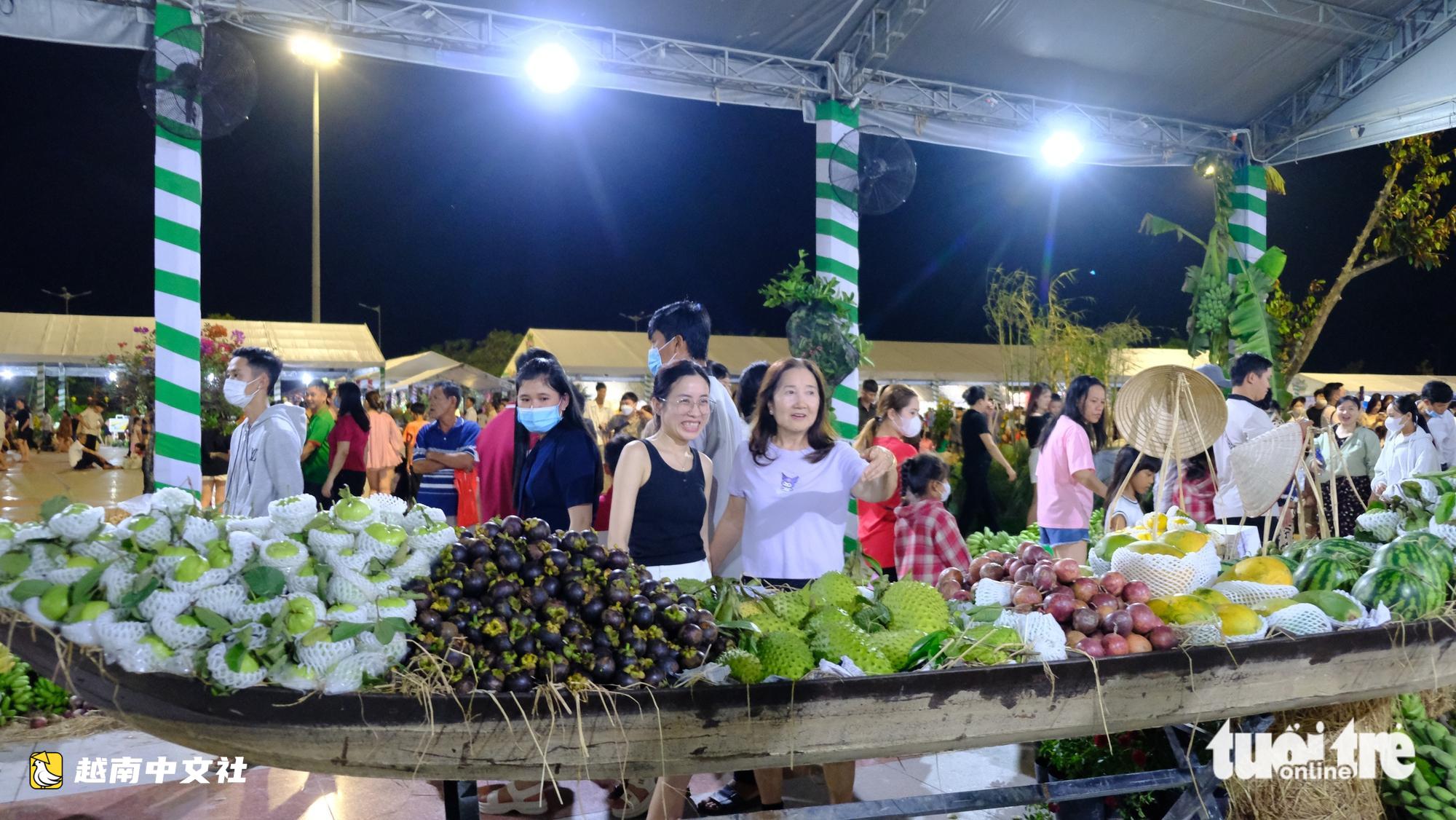 數千人打卡越南同塔省滿載水果的船隻