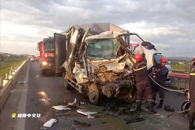 越南Bãi Vọt - Hàm Nghi高速公路上兩輛卡車相撞,兩人死亡