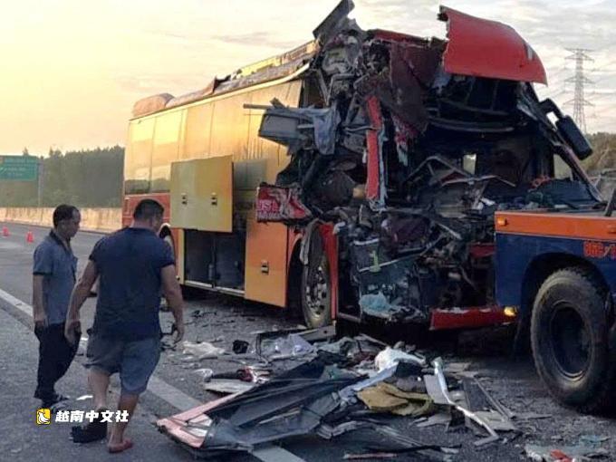 越南潘切高速客車追尾集裝箱貨車,19人受傷