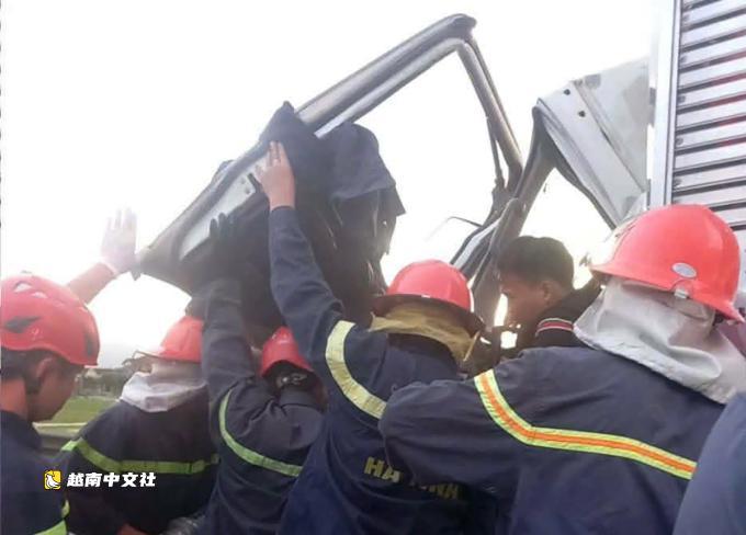 越南Bãi Vọt - Hàm Nghi高速公路上兩輛卡車相撞,兩人死亡
