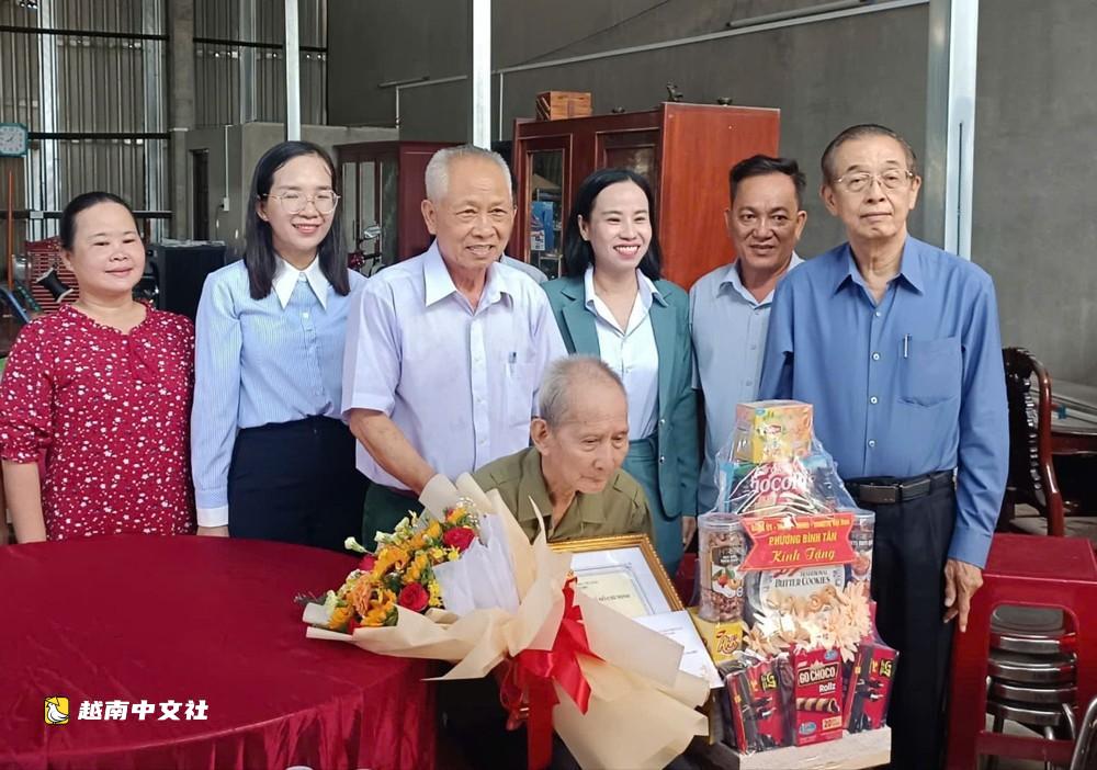 越南胡志明市領導看望慰問多位90歲高齡老人