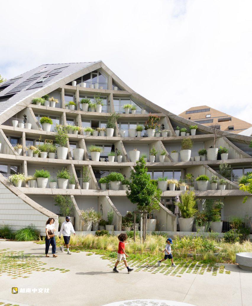 越南:花盆和人物拱門讓舊工業區住宅區充滿生機