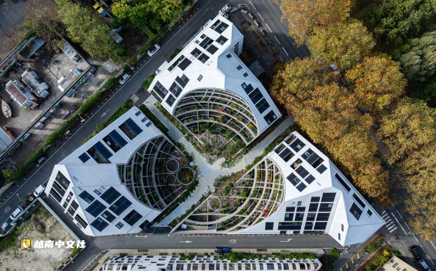 越南:花盆和人物拱門讓舊工業區住宅區充滿生機