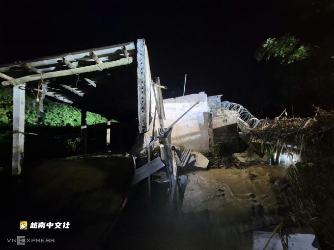 越南:暴雨致圍牆倒塌,洪水湧入民宅